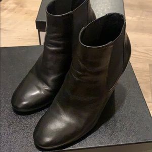 Chanel black booties - pearl size 38